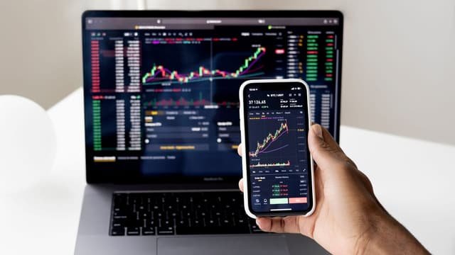 Wall Street oscila entre tensões no Oriente Médio e decisão do Federal Reserve