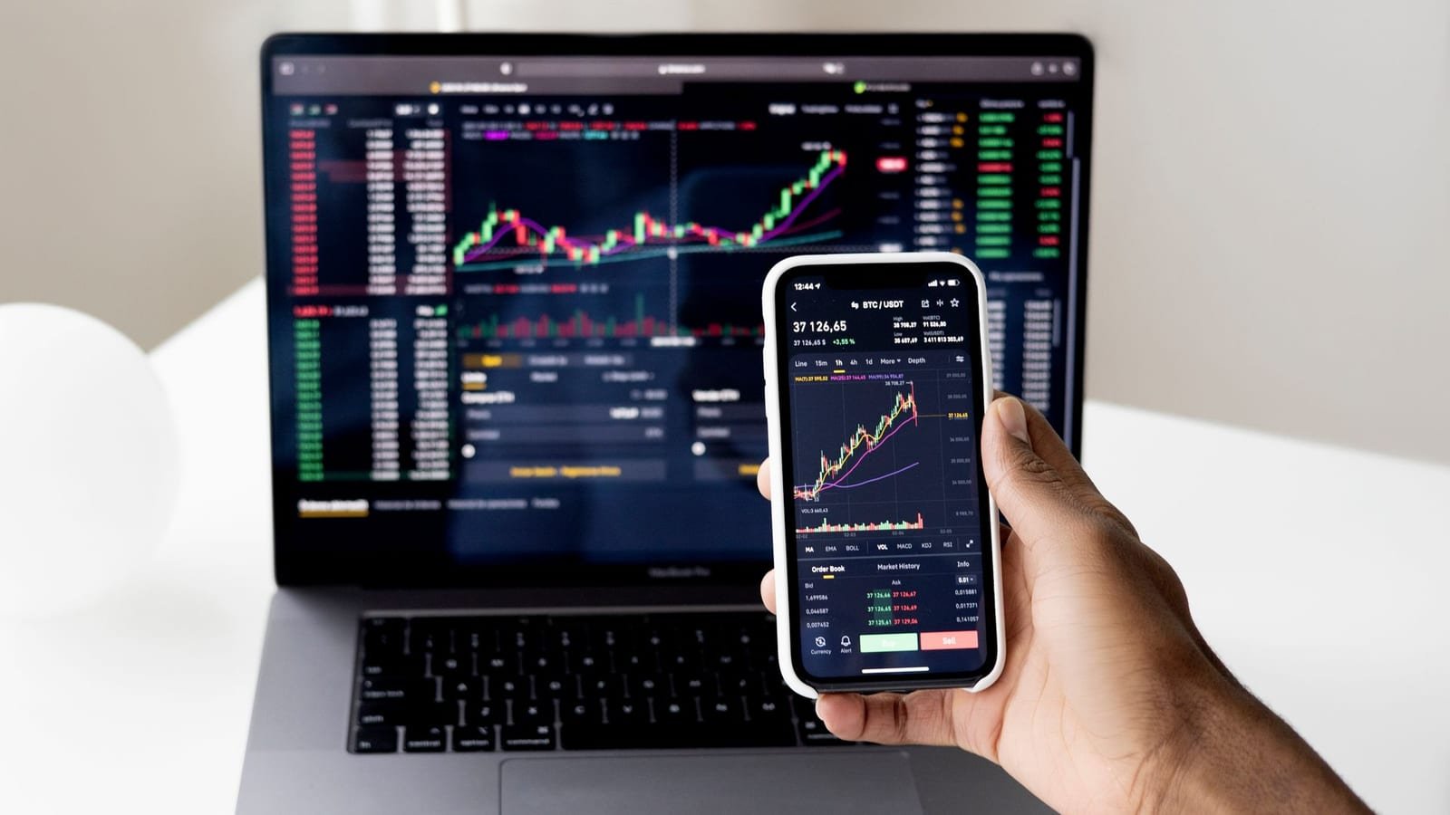Wall Street oscila entre tensões no Oriente Médio e decisão do Federal Reserve