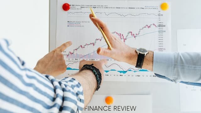 UPS supera expectativas e revisa guidance para 2026 apesar de receita doméstica plana