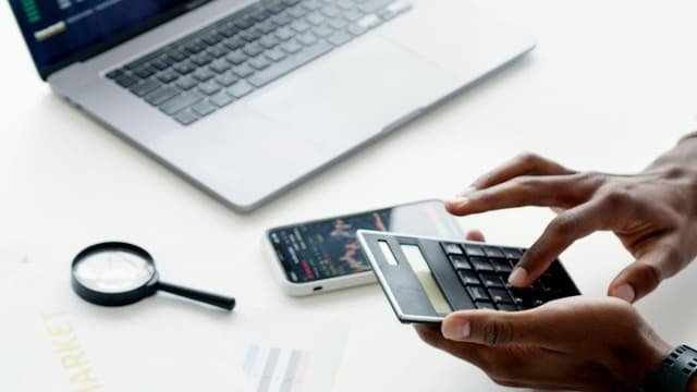 Investidores vendem ações de semicondutores e Wall Street fecha com ganhos moderados