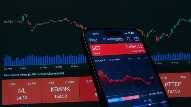 Wall Street fecha sem consenso entre ganhos e perdas; petróleo e tech pressionam