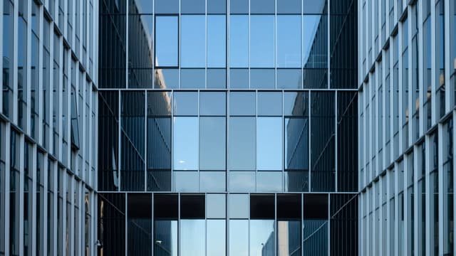 Petróleo sobe 7% após tensão renovada no Oriente Médio com ataque do Irã
