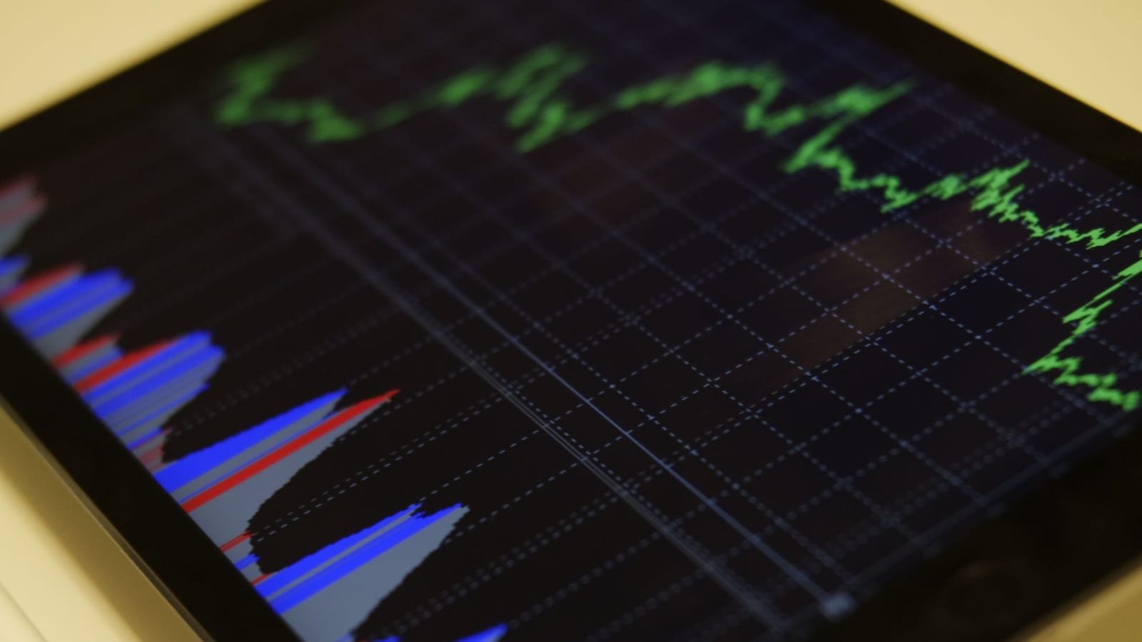 Ibovespa avança com IPCA-15 e strength de bancos e Petrobras